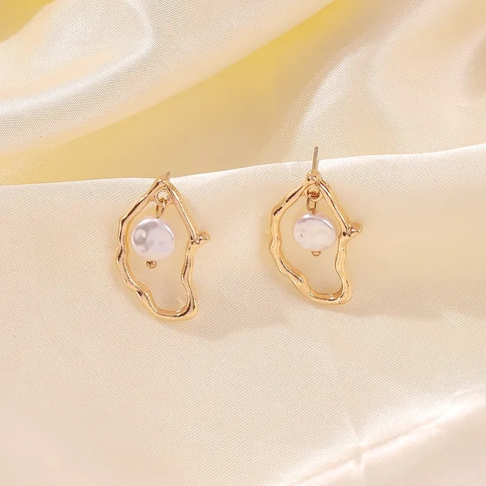 UrbanVinta Irregular Geometric Gold Pearl Earrings Earrings UrbanVinta Irregular Geometric Gold Pearl Earrings Earrings